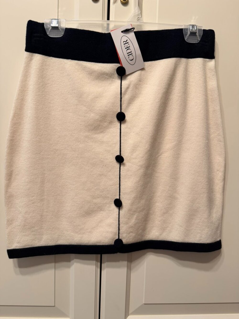 CIDER Black & White Sweater‎ Mini Skirt (Size XL) (BRAND-NEW & VERY CUTE!)